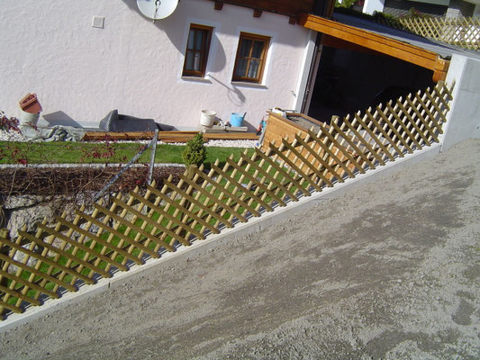 Zaun in Schräglage