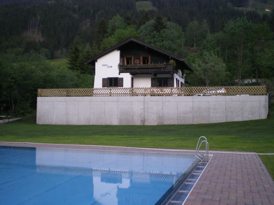 Jägerzaun auf hoher Mauer