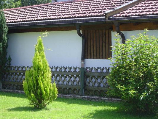 Zaun vor einer Hausmauer