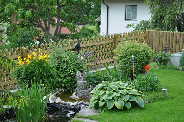 Stilvoller Garten mit Holzzaun