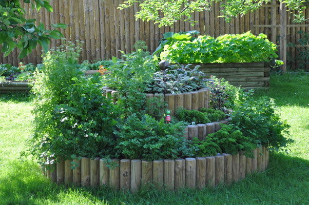Kräuterspirale aus Rundholz