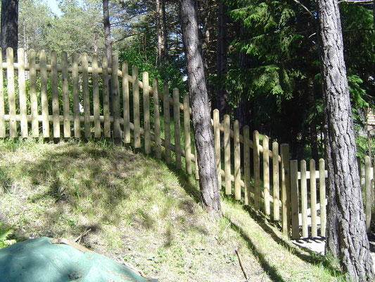 Zaunmontage in Hanglage