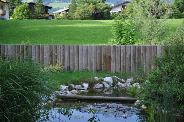 Gartengestaltung mit Rundholz in Tirol