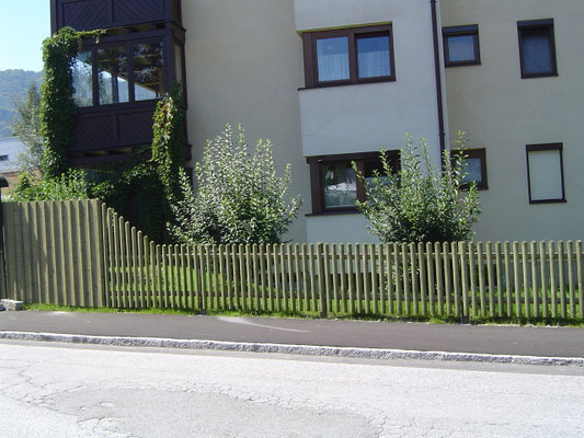 Holzzaun vor Wohnanlage