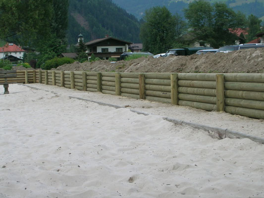 Umzäunung eines Beachvolleyballplatzes