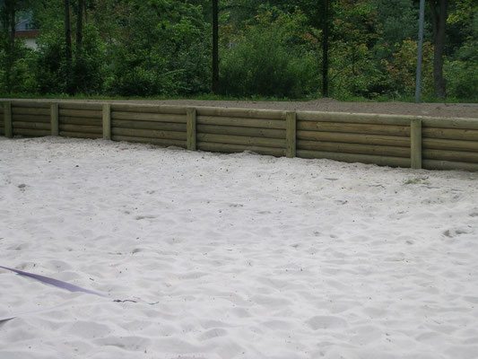 Umzäunung eines Beachvolleyballplatzes