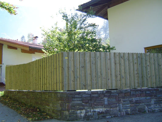 Sichtschutz auf Steinmauer