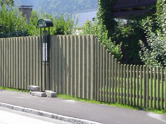 Eleganter Holzzaun mit Staketen