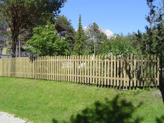 Stilvoller Holzzaun