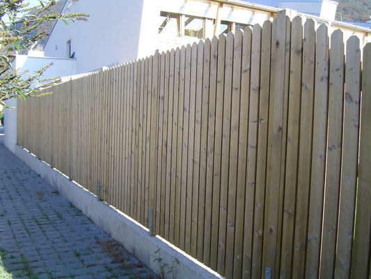Lattenzaun auf Mauer