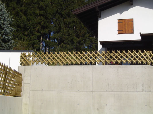 Zaun auf hoher Mauer montiert