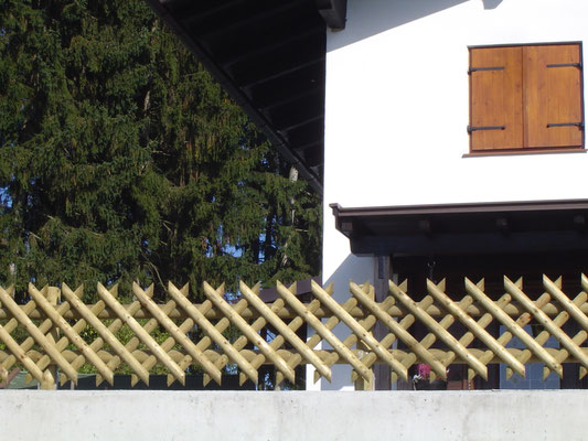 50 cm Jägerzaun auf Mauer