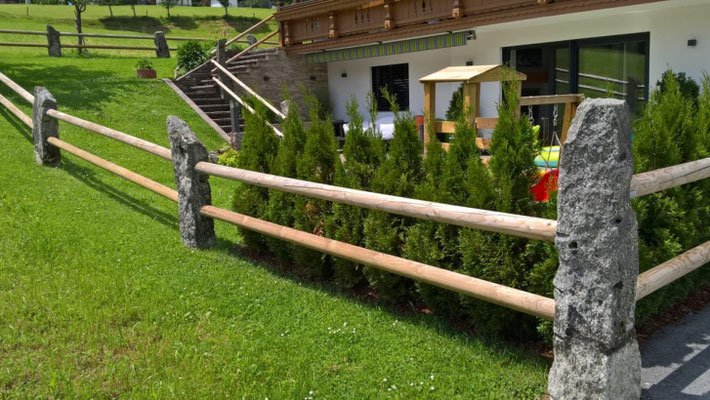 Zaun mit Rundlingen