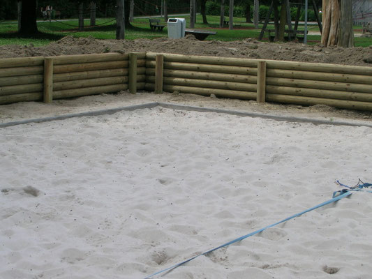Umzäunung eines Beachvolleyballplatzes