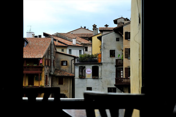 Blick aus dem Fenster der Grappaverkostung an der Nardinibrücke in Bassano al Ponte