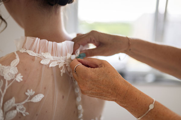 Brautkleid anziehen
