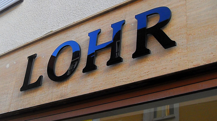 Profilbuchstaben aus Plexiglas. Auf Abstand montiert