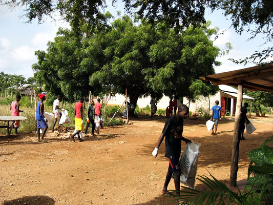 Müllsammel-Aktion in Msumarini/Kenya 
