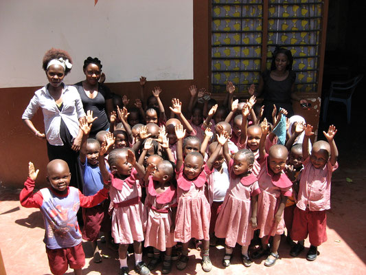 Unsere Schulkinder mit ihen Lehrer der  *Moyo Wangu Junior Academy*