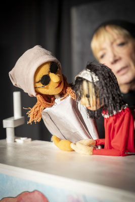 verkleidete Königin & Schneewittchen aus "Schneewittchen", Theater Albersmann, Foto: Kirsten Haarmann, kh-fotografie.com