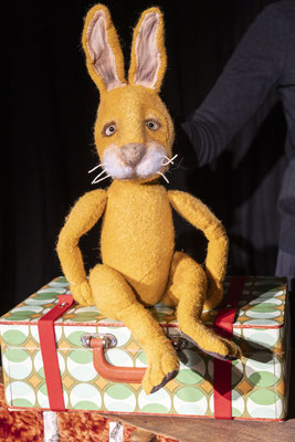 Hase aus "Der Koffer" für Theater Couturier, Foto: Kirsten Haarmann, kh-fotografie.com