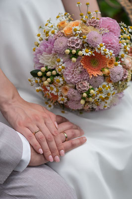 Brautstraußliebe - Natürliche und emotionale Hochzeitsfotografie - Birgit Marzy, Neu-Anspach