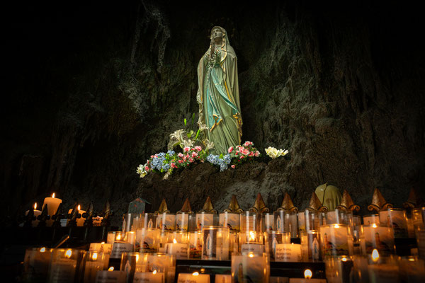 Lourdesgrotte im Kirchhof Mittenwald