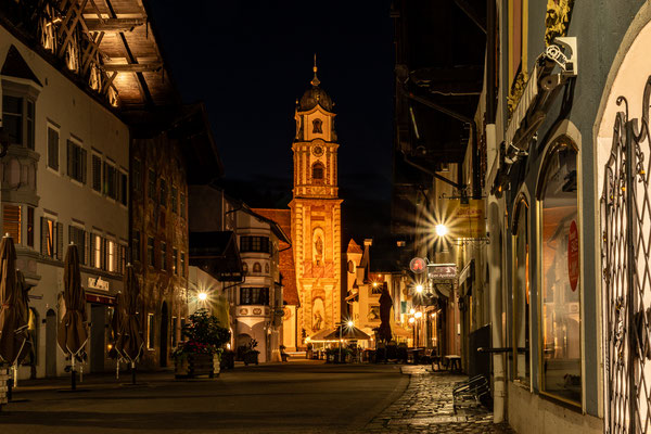 Mittenwald bei Nacht - römisch-katholische Pfarrkirche St. Peter und Paul