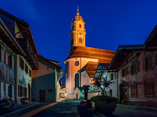 Mittenwald bei Nacht - römisch-katholische Pfarrkirche St. Peter und Paul