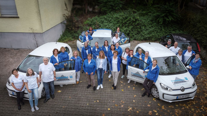 Das Team der Diakoniestation Remseck am Neckar mit 3 Einsatzfahrzeugen