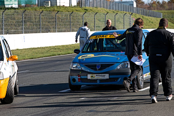 Andreas Pfister leitet Dennis Bröker in die Startaufstellung des ADAC Dacia Logan Cup