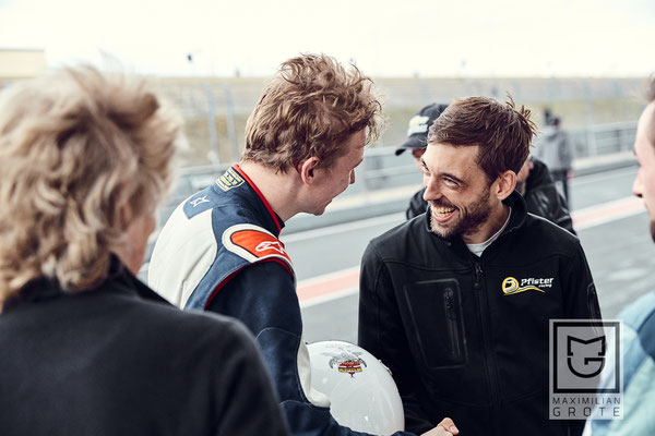Andreas Pfister, Serienorganisator des Chevrolet Cruze Eurocup und Teamchef von Pfister - Racing,  gratuliert Dennis Bröker 