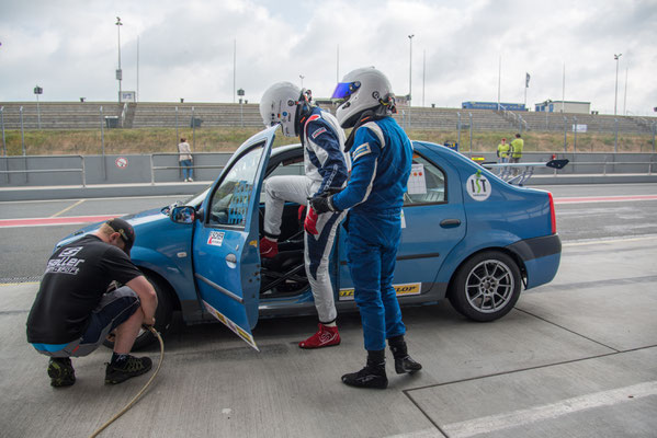 Dennis Bröker tauscht mit Lucian Aron im ADAC Logan Cup den Fahrerplatz 