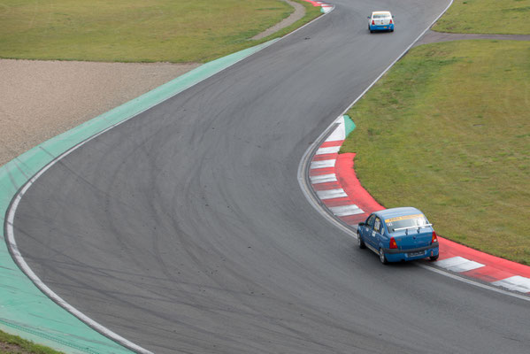 Dennis Bröker in der Shell Esses in der Motorsportarena Oschersleben beim ADAC Logan Cup 2017