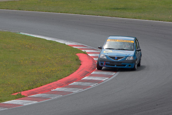 Dennis Bröker aus Bad Salzuflen im ADAC Logan Cup auf Podiumskurs