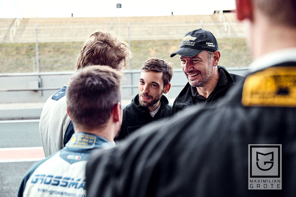 Rennmechaniker Božo Erak gratuliert ebenfalls den Rennfahrer Dennis Bröker aus Bad Salzuflen zu seiner erfolgreichen Debütsaison im Chevrolet Cruze Eurocup 2019