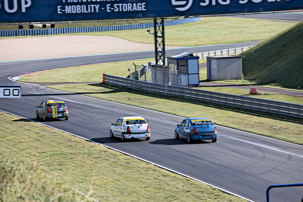 Überholmanöver und am Ende Platz 4 für Dennis Bröker und Lucian Aron für Pfister Racing #211