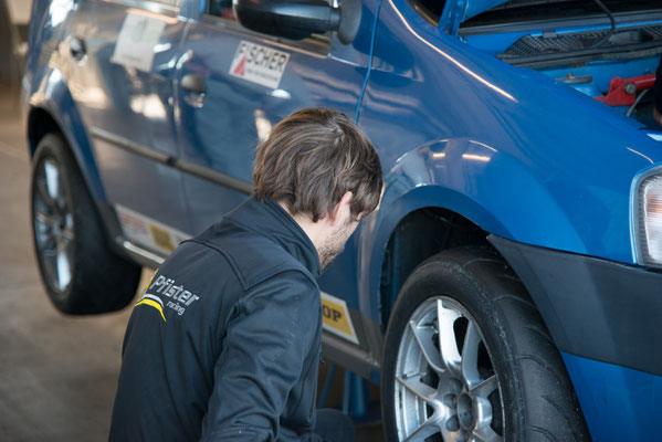 Teamchef Andreas Pfister unterstützt die Mechaniker um das Auto schnell ins Rennen schicken zu können.