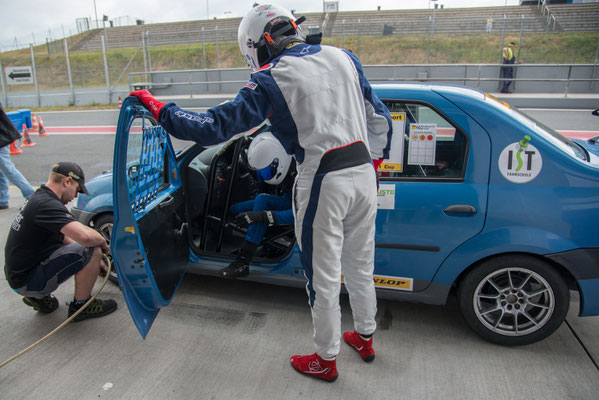 Fahrerwechsel Lucian Aron / Dennis Bröker ADAC Logan Cup