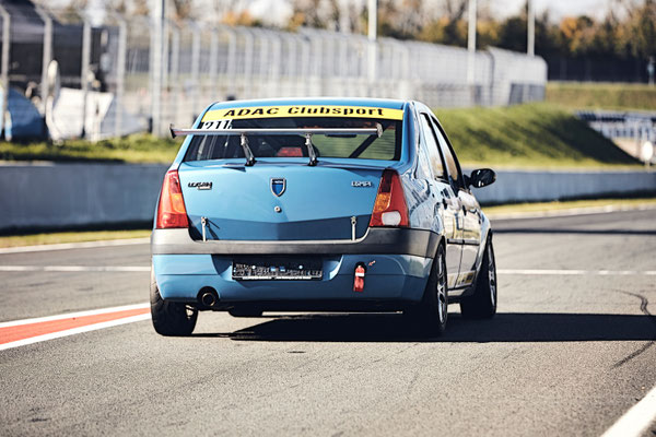 Rennfahrer Dennis Bröker fährt in die Startaufstellung ADAC Dacia Logan Cup 2017