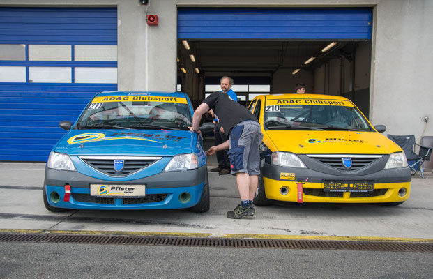 Dennis Bröker geht im blauen Logan mit der Startnummer 211 im ADAC Logan Cup für Pfister-Racing an den Start