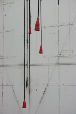 Beate Gärtner | Kabelzeichnung | 2016 | Kabel_rote Schuko-Kupplungen_Kabelbinder  |  680x800x230 cm | Foto@Matthias Weber