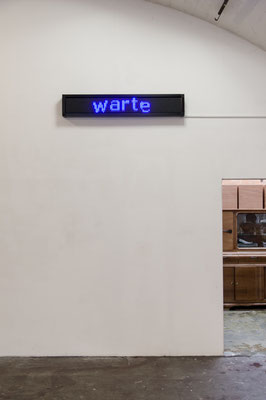 Beate Gärtner | warte | LED Panel | Laufschrift Loop | 24x174x9cm | Foto@Matthias Weber