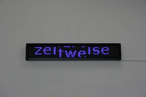 Beate Gärtner | warte | 2016 | led panel | moving message | 24x174x9 cm 