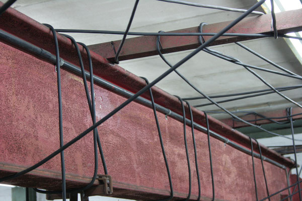 Beate Gärtner | Kabelzeichnung | 2016 | Kabel_rote Schuko-Kupplungen_Kabelbinder  |  680x800x230 cm 