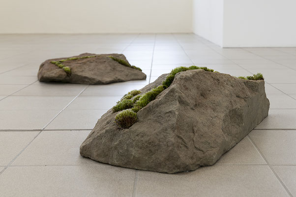 Beate Gärtner | Fragmente | 2014 | Sandstein_ Moos | 2-teilig |  30x46x70cm and 20x50x65cm | Foto@René Sikkes