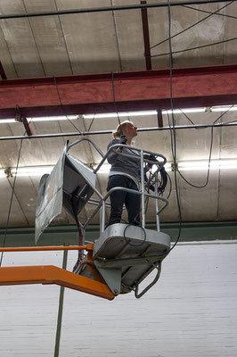 Beate Gärtner | Kabelzeichnung | 2016 | cable_red schuko-connectors_cable ties | 680x800x230 cm | Foto@Matthias Weber