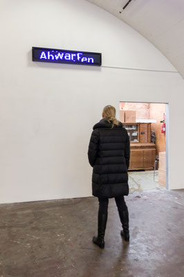 Beate Gärtner | warte | 2016 | led panel | moving message | 24x174x9 cm | Foto@Matthias Weber