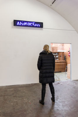 Beate Gärtner | warte | LED Panel | Laufschrift Loop | 24x174x9cm | Foto@Matthias Weber