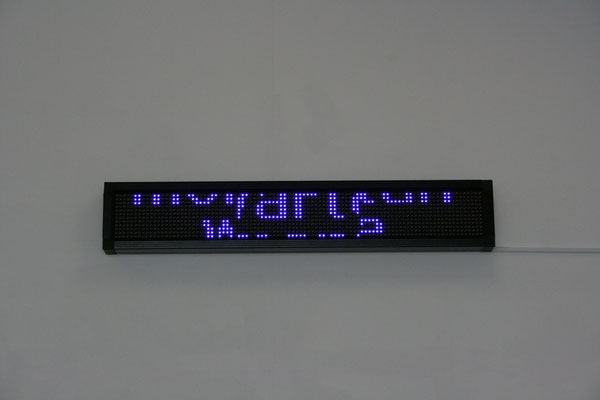 Beate Gärtner | warte | 2016 | led panel | moving message | 24x174x9 cm 